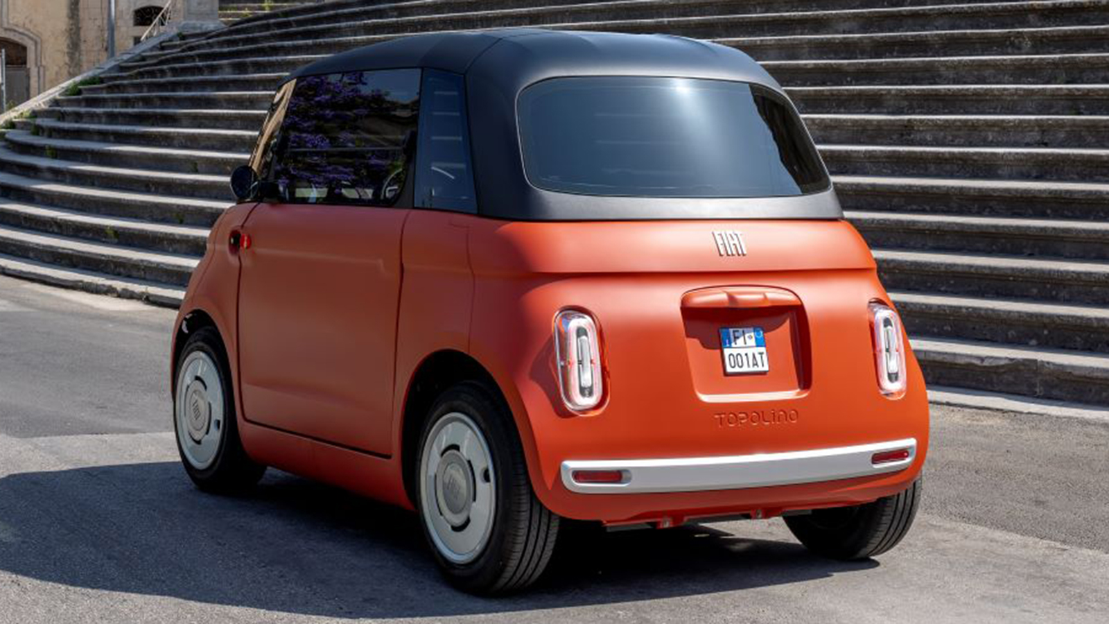Το Fiat Topolino Corallo, ξεχωρίζει από τα υπόλοιπα χάρη στο έντονο πορτοκαλοκόκκινο χρώμα που διαθέτει και ονομάζεται Corallo